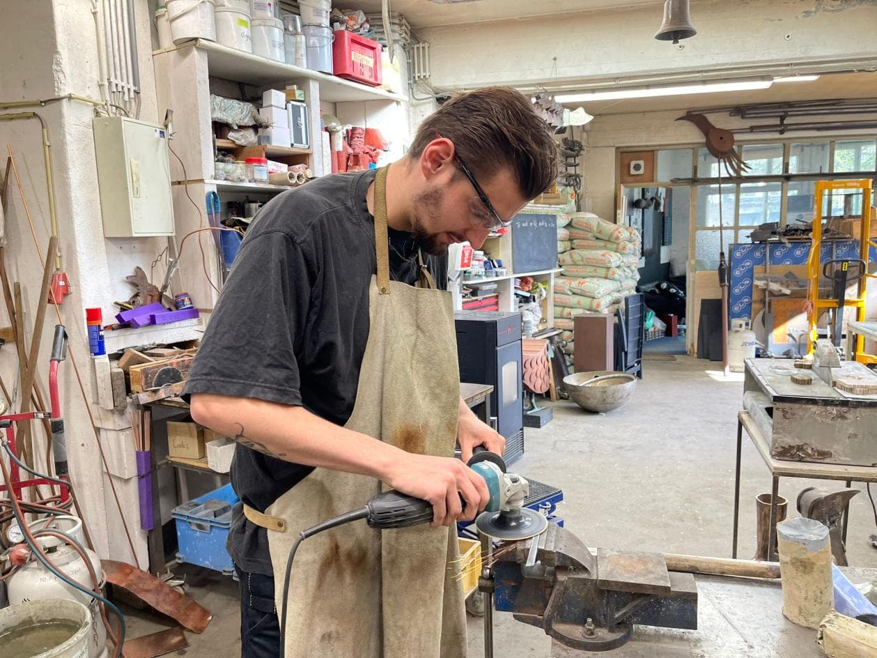 Per van Kleef aan het werk in zijn atelier